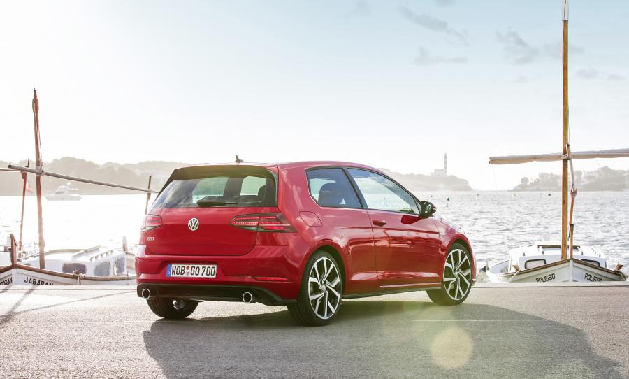  Volkswagen Golf GTI 3-Door 2017 года  (UK) (фото 29 из 33)
